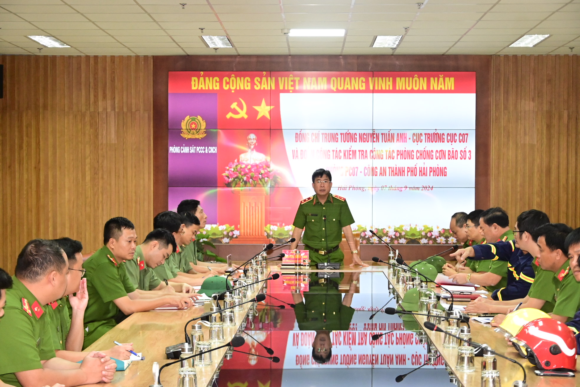 Trung tướng Nguyễn Tuấn Anh, Cục trưởng Cục Cảnh sát PCCC và CNCH Bộ Công an kiểm tra, chỉ đạo công tác ứng phó bão số 3 (Yagi) tại Công an Hải Phòng